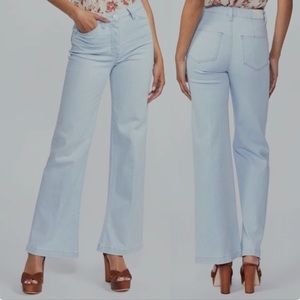 PAIGE denim. Wide leg / flare light blue. High rise.